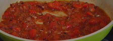 яйца по-мексикански, запеченные с фасолью. Шаг 11