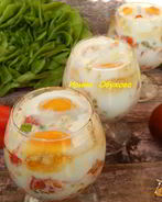 Яйца, запеченные в стакане