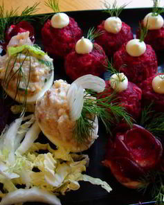 Закуска фуршетная из свеклы с сельдью