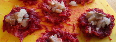 закуска фуршетная из свеклы с сельдью. Шаг 3