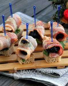 Закуска из бекона с черносливом