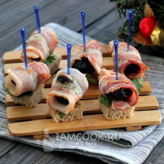 Закуска из бекона с черносливом