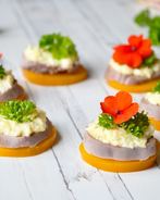 Закуска из языка с сыром и чесноком