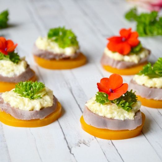 Закуска из языка с сыром и чесноком