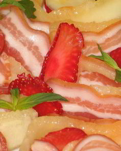 Закуска прошутто с дыней и клубникой