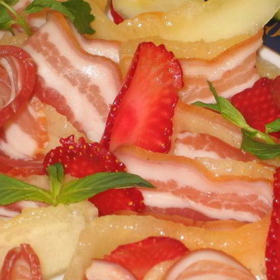 Рецепт закуски прошутто с дыней и клубникой
