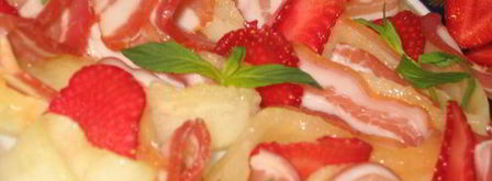 закуска прошутто с дыней и клубникой. Шаг 4