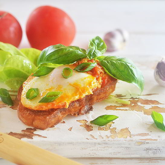 Рецепт жареных яиц в томатном соусе с тостами