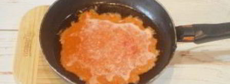 жареные яйца в томатном соусе с тостами. Шаг 4