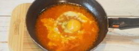 жареные яйца в томатном соусе с тостами. Шаг 5