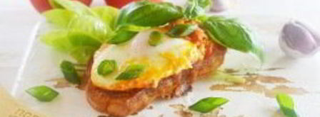 жареные яйца в томатном соусе с тостами. Шаг 6