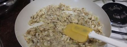 жульен из грибов под яйцом. Шаг 2