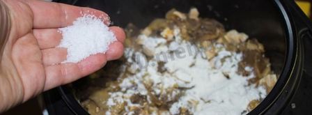 жульен в мультиварке с курицей и грибами. Шаг 11
