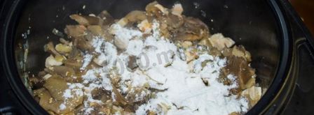 жульен в мультиварке с курицей и грибами. Шаг 9