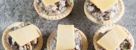 жульен в тарталетках с грибами и курицей. Шаг 12