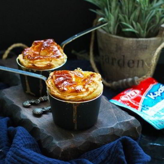 Рецепт жюльена с крышечками из слоеного теста