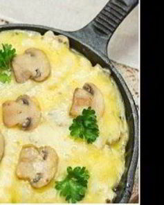 Жюльен с курицей и грибами на сковороде